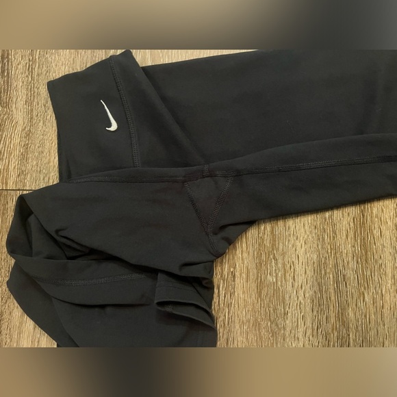 Nike Gentle-Support High-Waisted Cropped Leggings in Black Size Medium - Picture 5 of 6